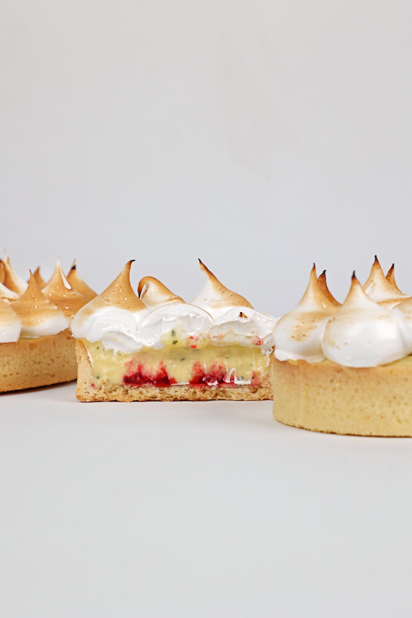 Tarta de limón, albahaca, frambuesa y merengue