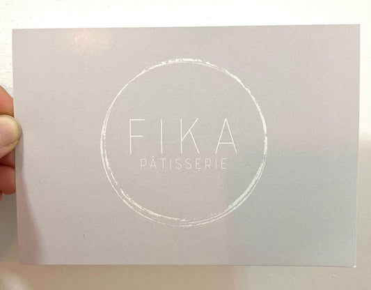 Tarjeta FIKA escrita a mano